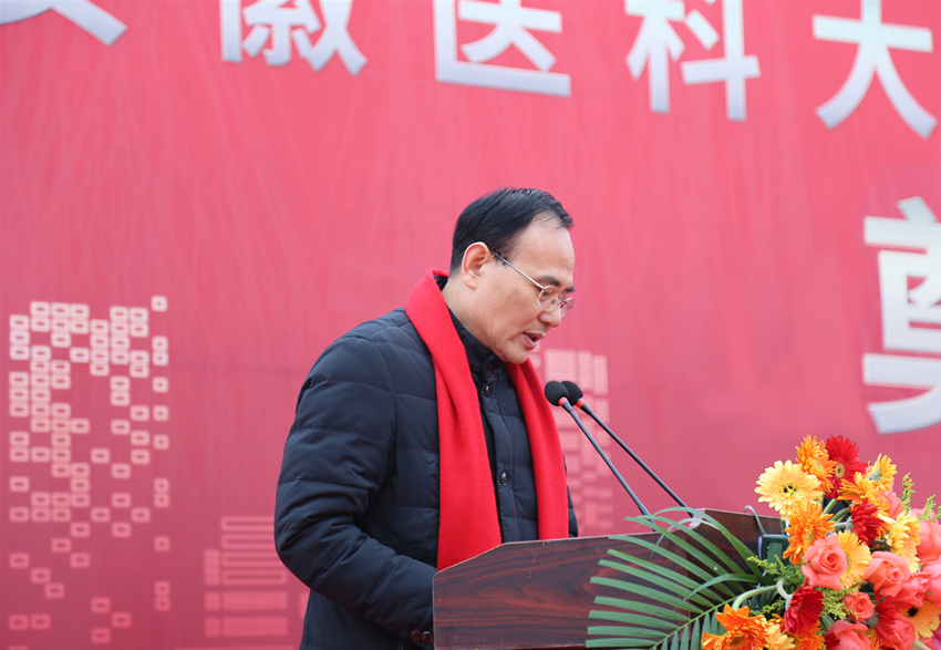 2、安徽醫(yī)科大學(xué)副校長、臨床醫(yī)學(xué)院院長余永強主持儀式_副本.jpg